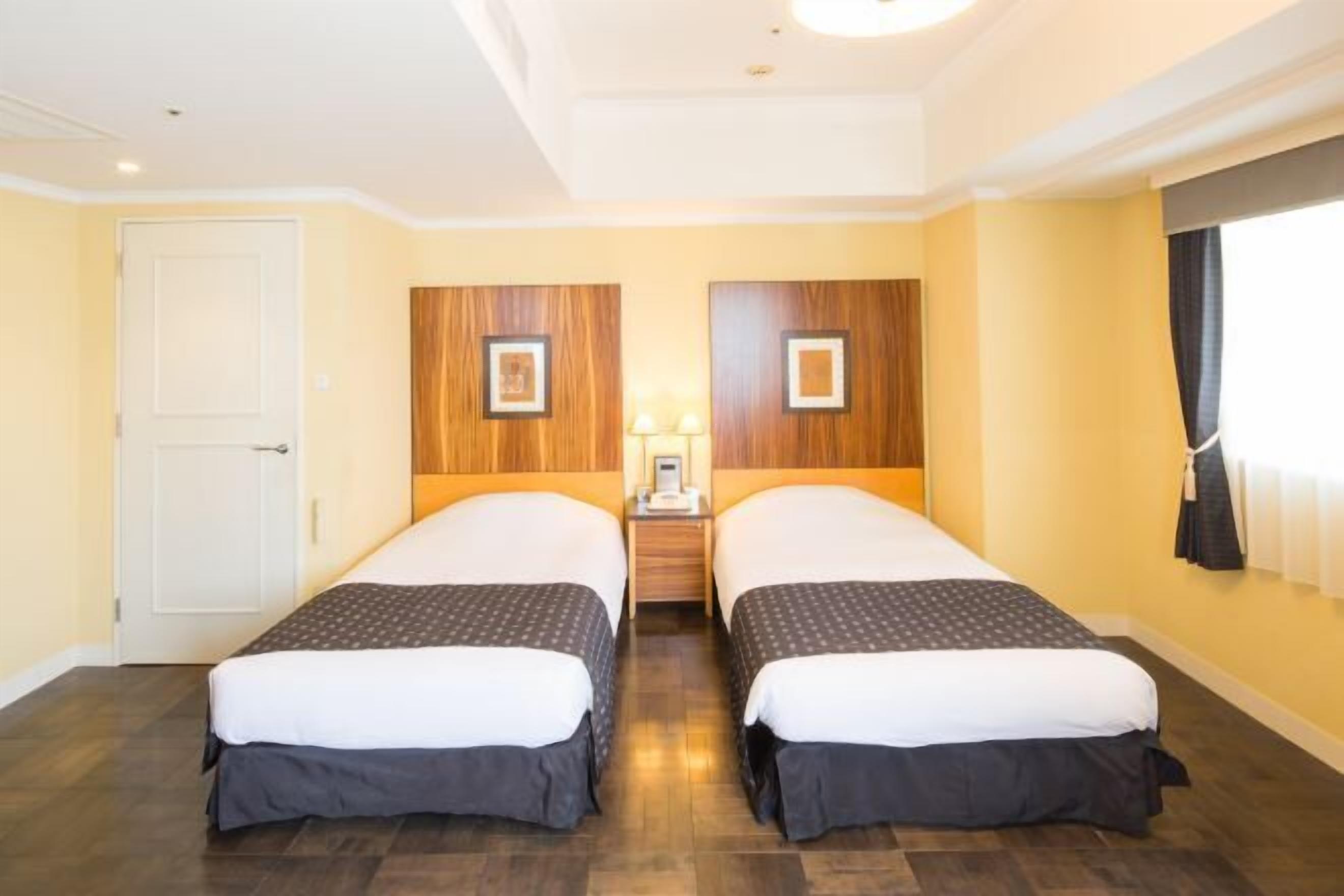 高档床上用品、羽绒被、客房内保险箱、办公桌