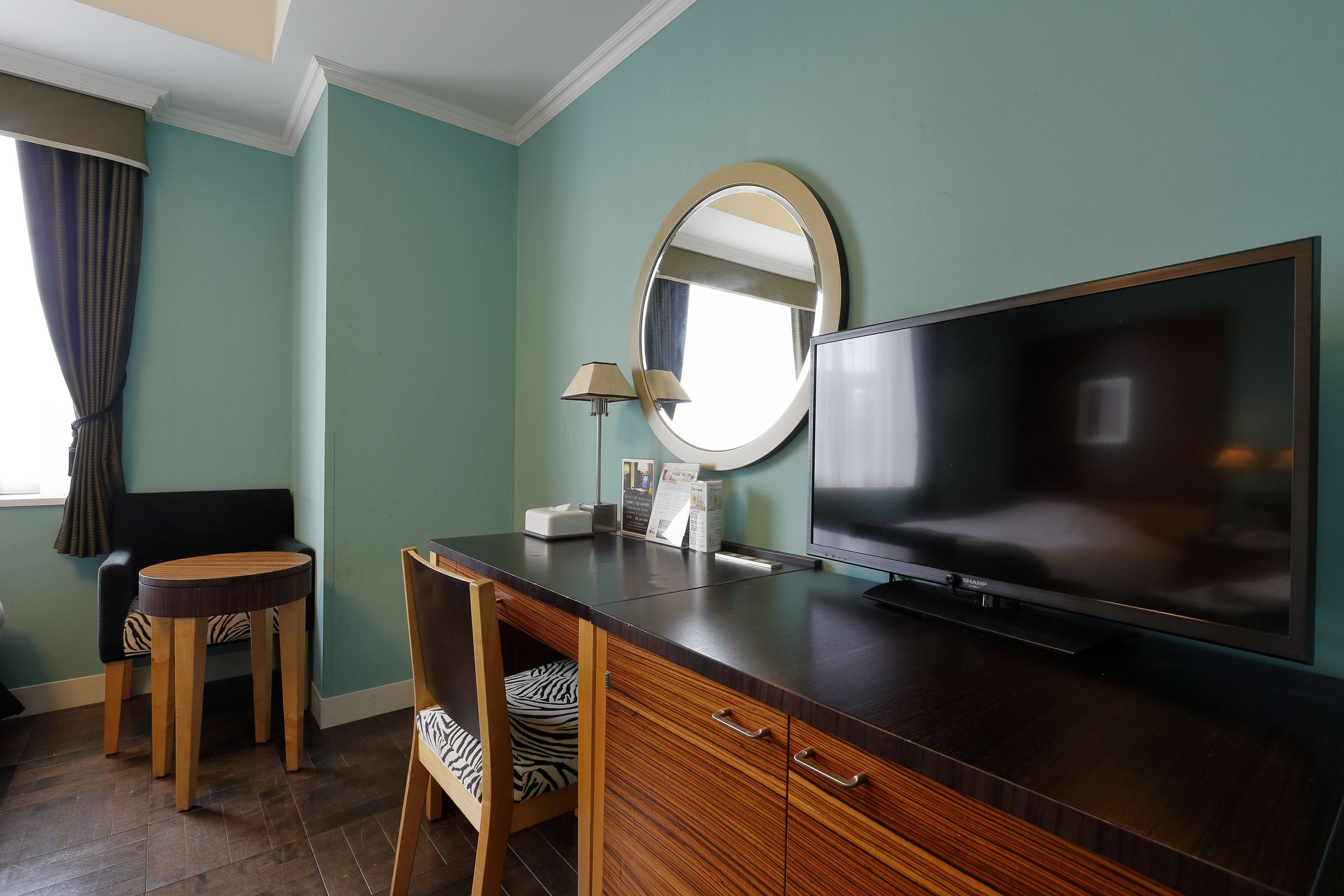 premium bedding, down duvets, in-room safe, desk