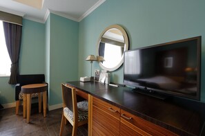 Hochwertige Bettwaren, Daunenbettdecken, Zimmersafe, Schreibtisch