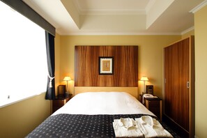 高級寢具、羽絨被、客房內保險箱、書桌