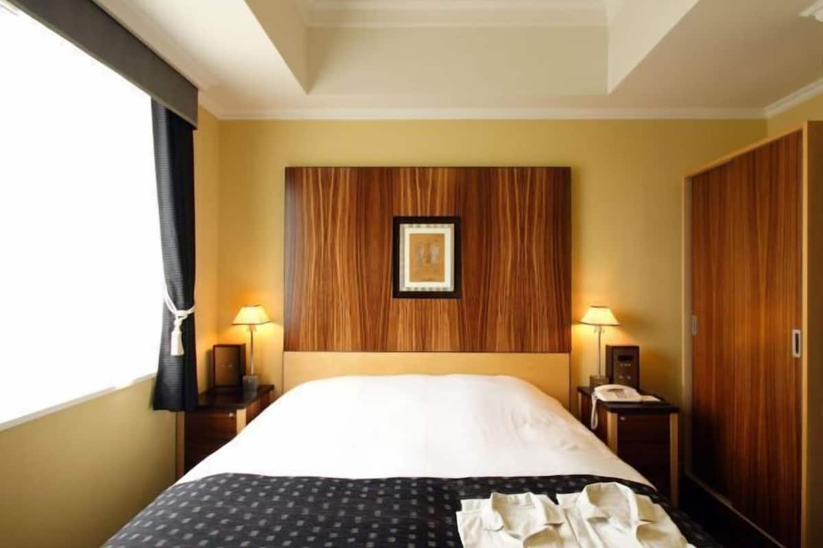 Premium bedding, down duvets, in-room safe, desk