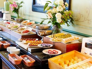 Petit déjeuner buffet servi tous les jours en supplément