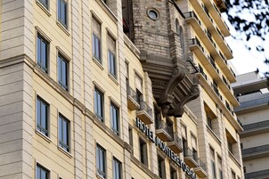 Um edifício de vários andares com uma placa que diz 'HOTEL MONTEROSSO'.