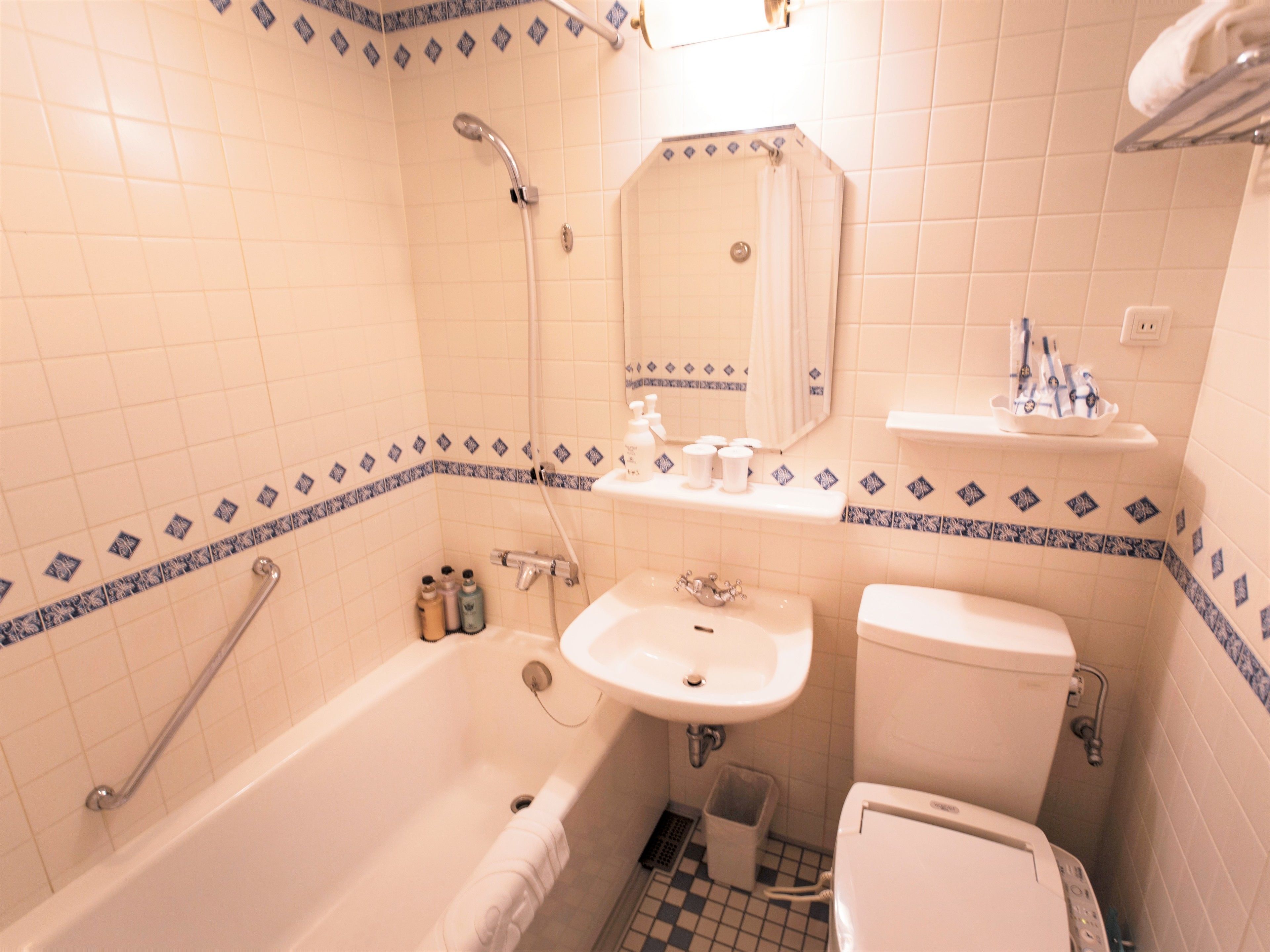 standard double room, non smoking (bed size: 160cm) | bathroom | combined shower/bathtub, free toiletries, hair dryer, slippers