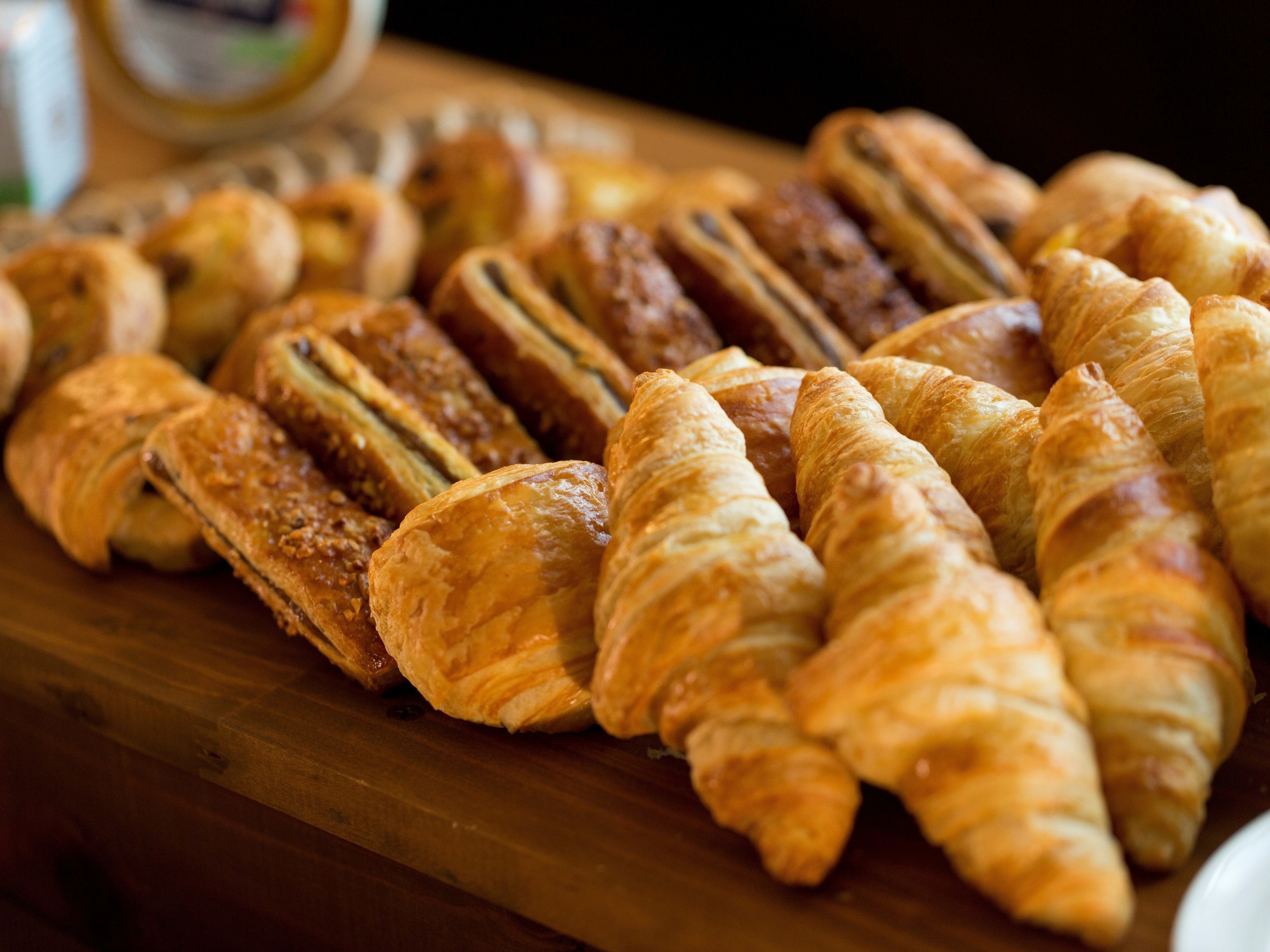 Une variété de pâtisseries présentées sur une planche en bois.