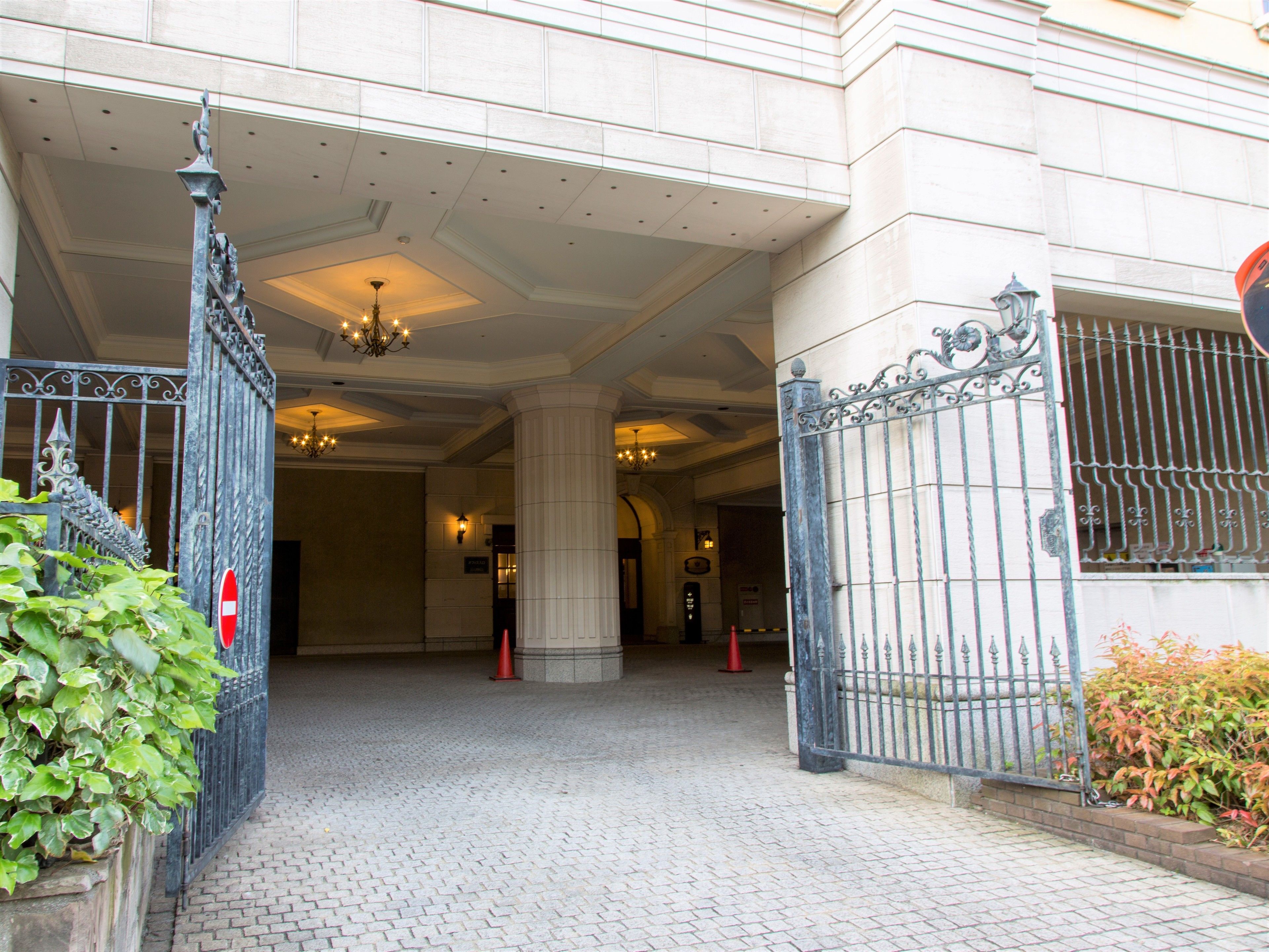 self-parking (surcharge) 2000 per night