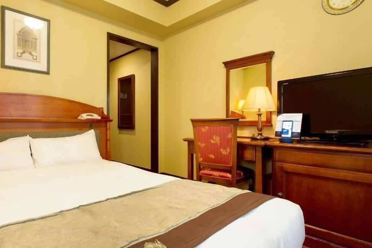 Premium bedding, individually decorated, individually furnished, desk