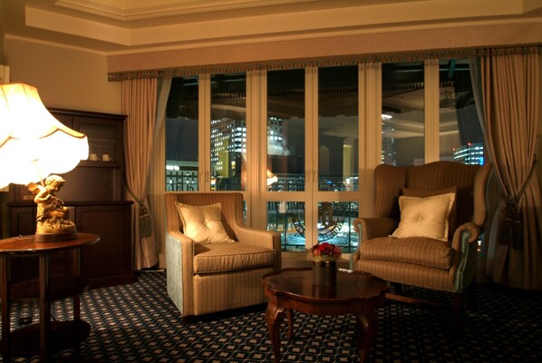 Luxury Room (2 Single Sized Beds) | Premium bedding, down comforters, in-room safe, desk