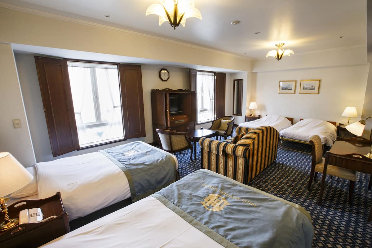 Premium bedding, down comforters, in-room safe, desk