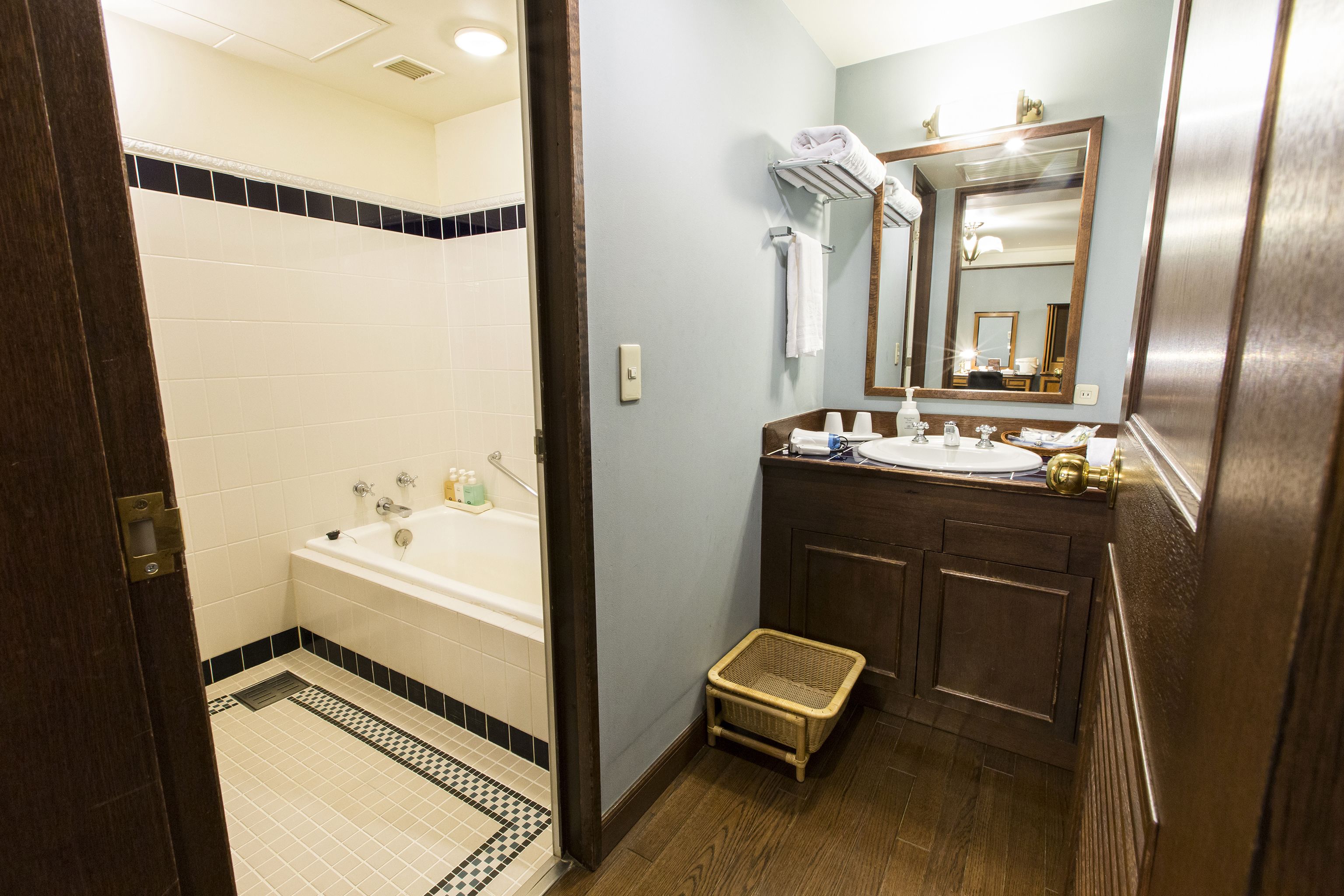 combined shower/bathtub, deep-soaking bathtub, free toiletries