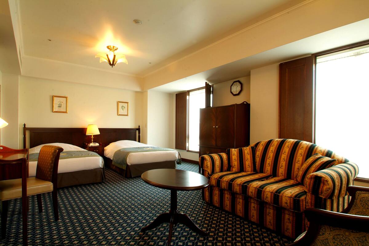 Premium bedding, down comforters, in-room safe, desk