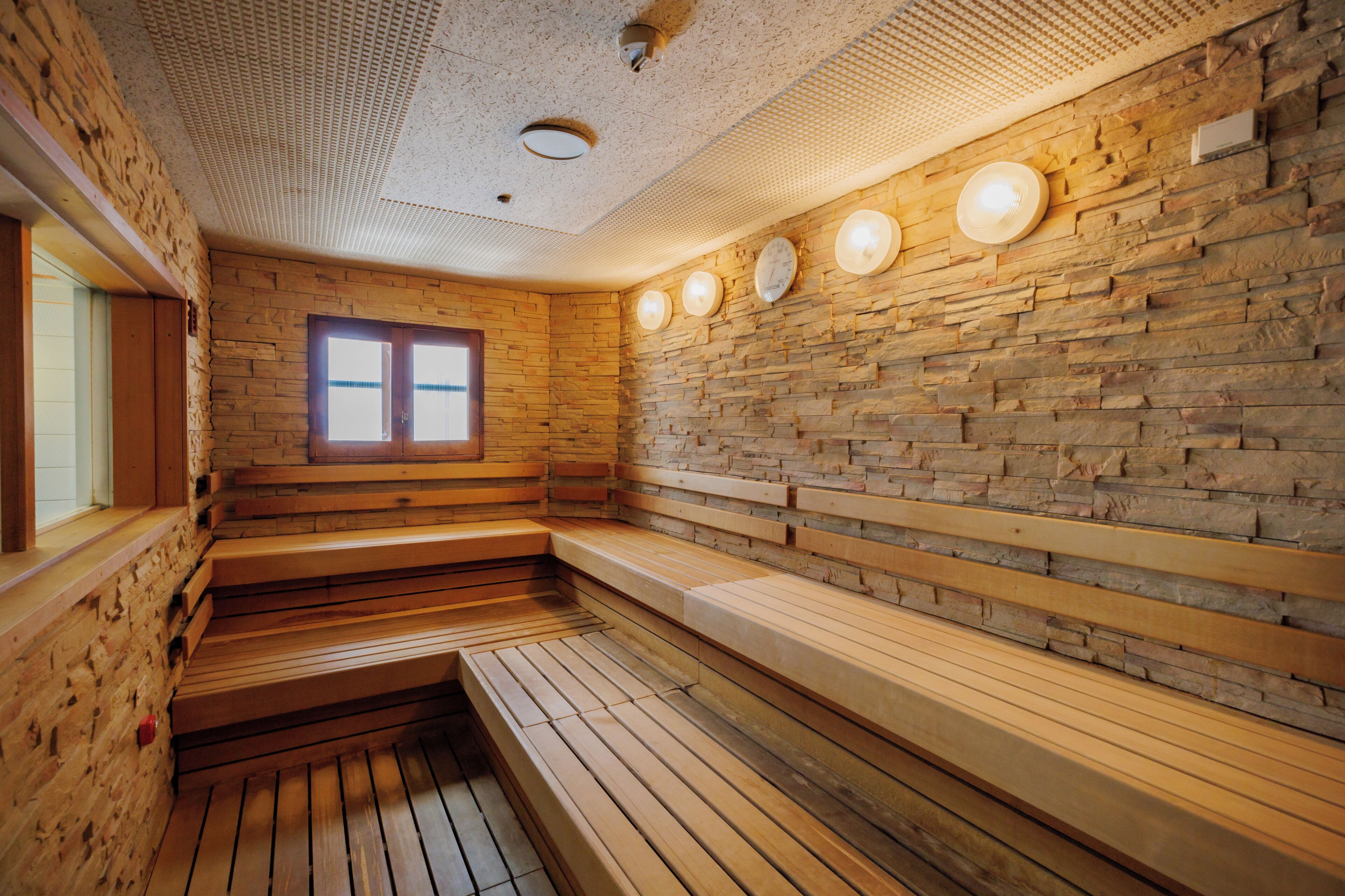 sauna, hot tub, hot springs/mineral springs