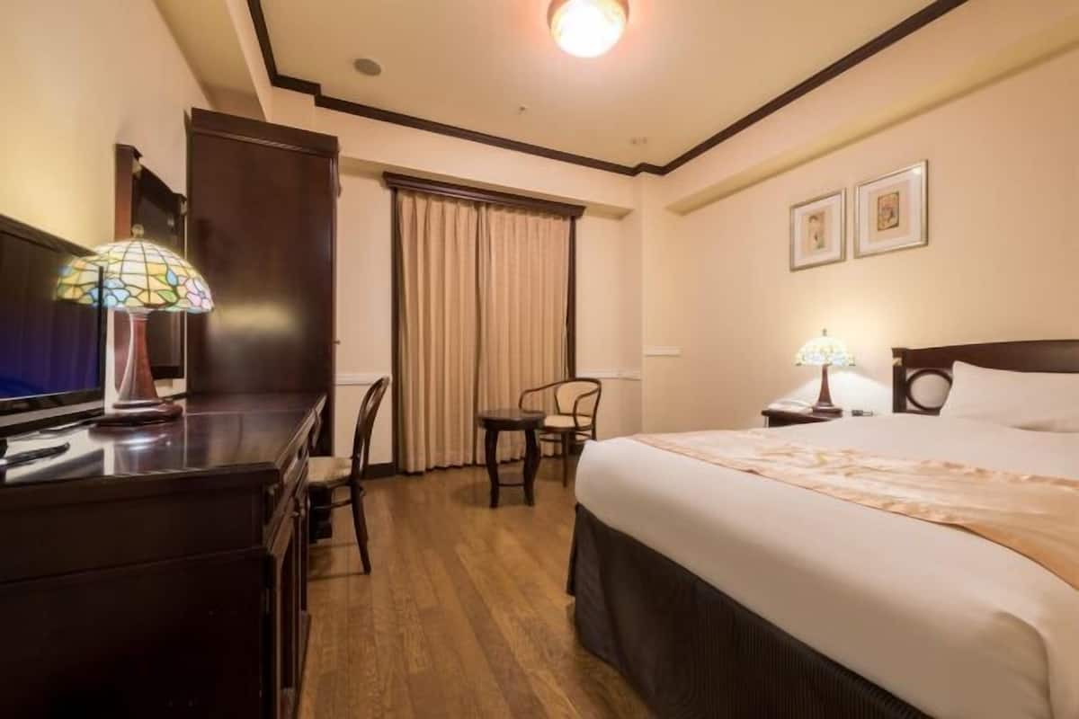 Minibar, in-room safe, desk, free WiFi