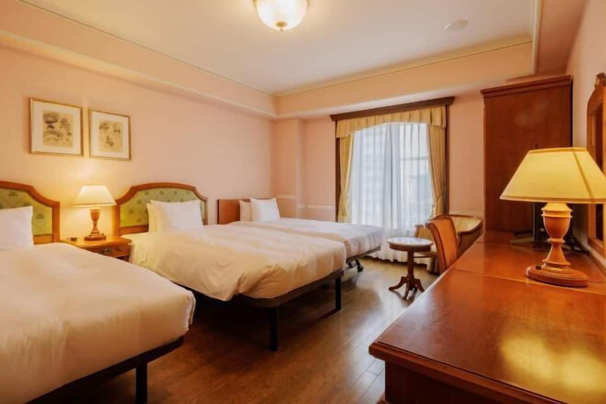 Minibar, in-room safe, desk, free WiFi