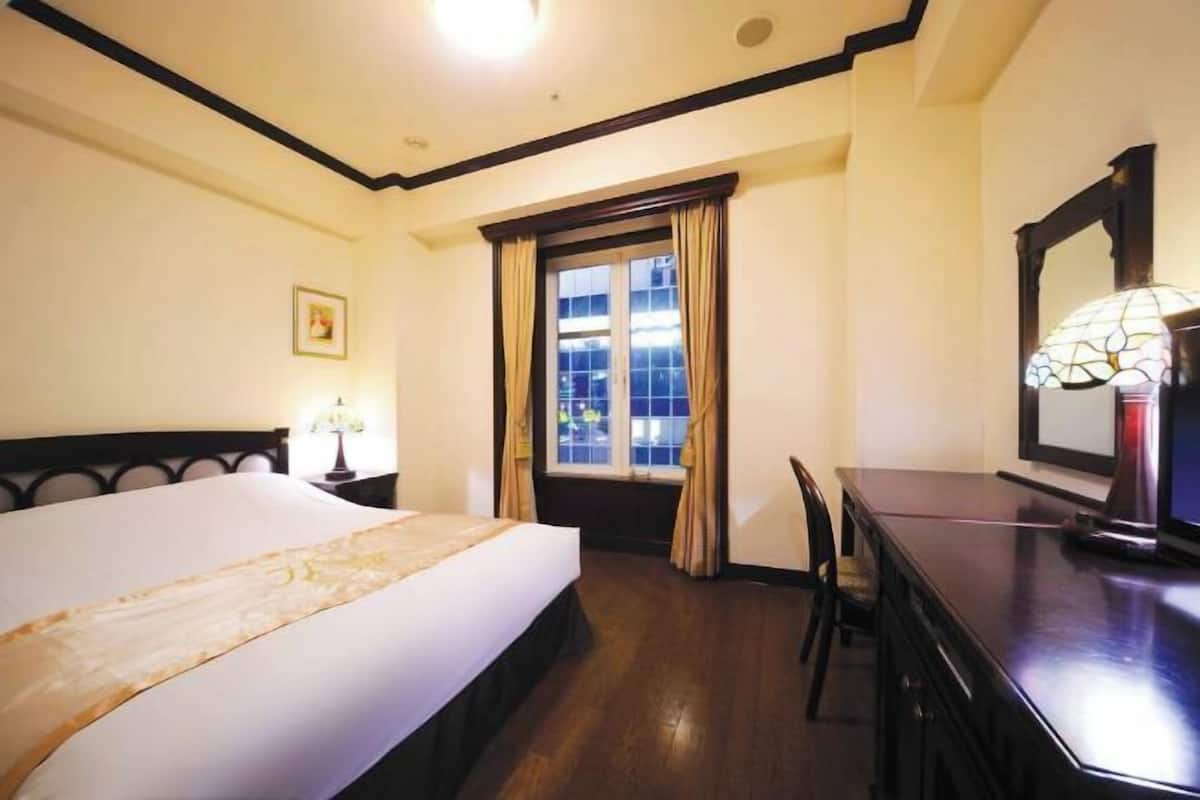 Minibar, in-room safe, desk, free WiFi