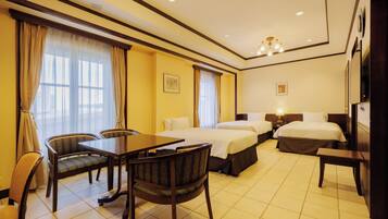Family Room - Non-Smoking | Minibar, in-room safe, desk, free WiFi