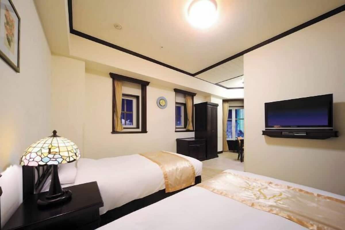 Minibar, in-room safe, desk, free WiFi