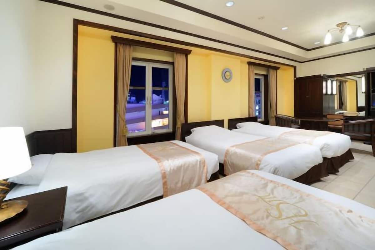 Minibar, in-room safe, desk, free WiFi