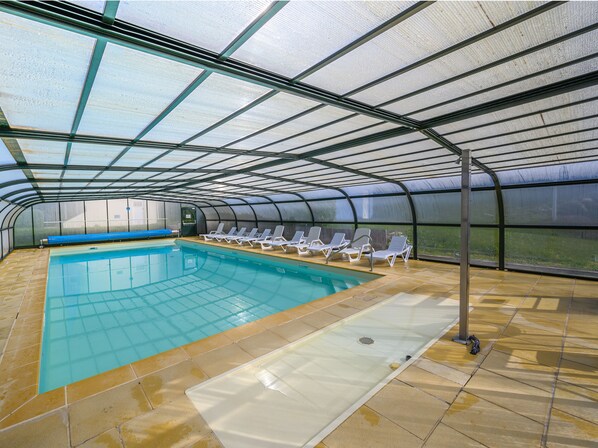 Piscina interna, funciona das 10h às 19h, espreguiçadeiras