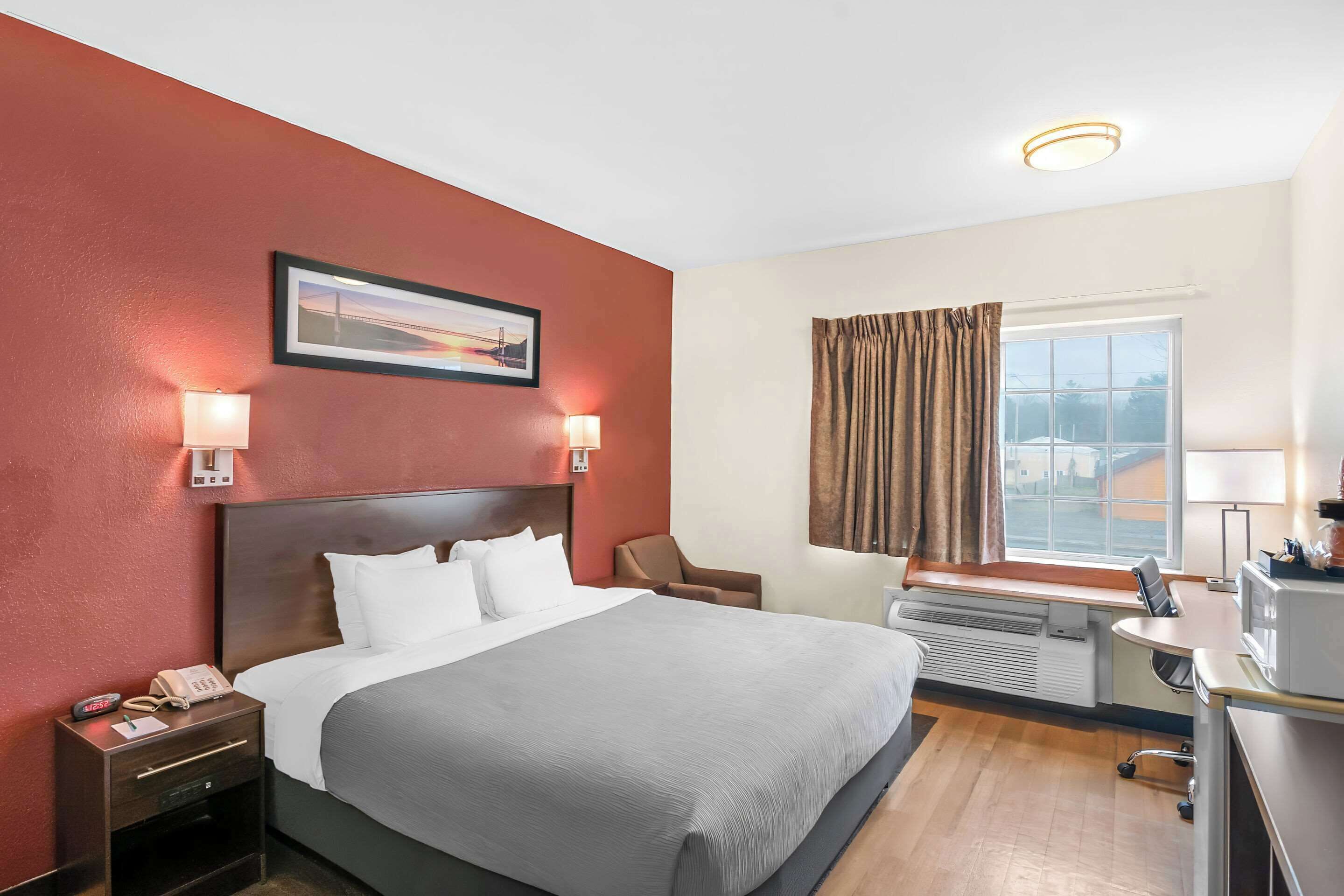 Standard Room, 1 King Bed, Non Smoking | Desk, laptop workspace, blackout drapes, iron/ironing board