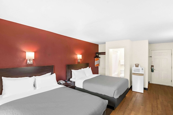 Habitación estándar, 2 camas de matrimonio, no fumadores | Escritorio, espacio para trabajar con un portátil, cortinas opacas