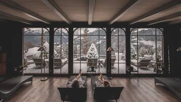 Piscine couverte, chaises longues