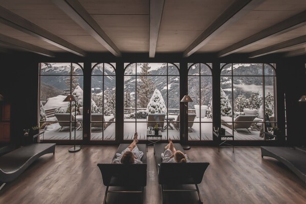 Indoor pool, sun loungers - Hotel Bella Tola And St Luc (Anniviers)