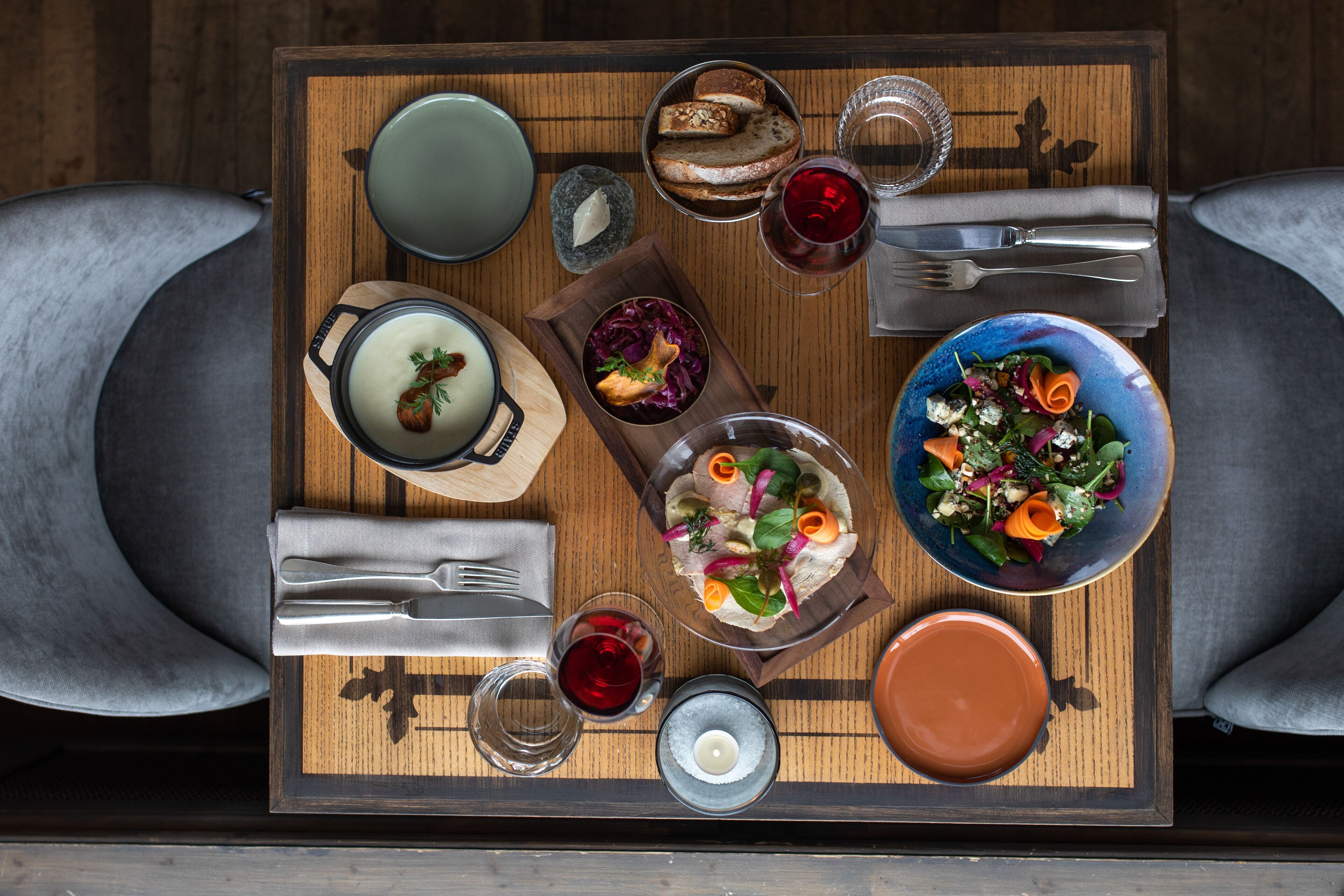 2 restaurants, lunch, dinner served; regional cuisine