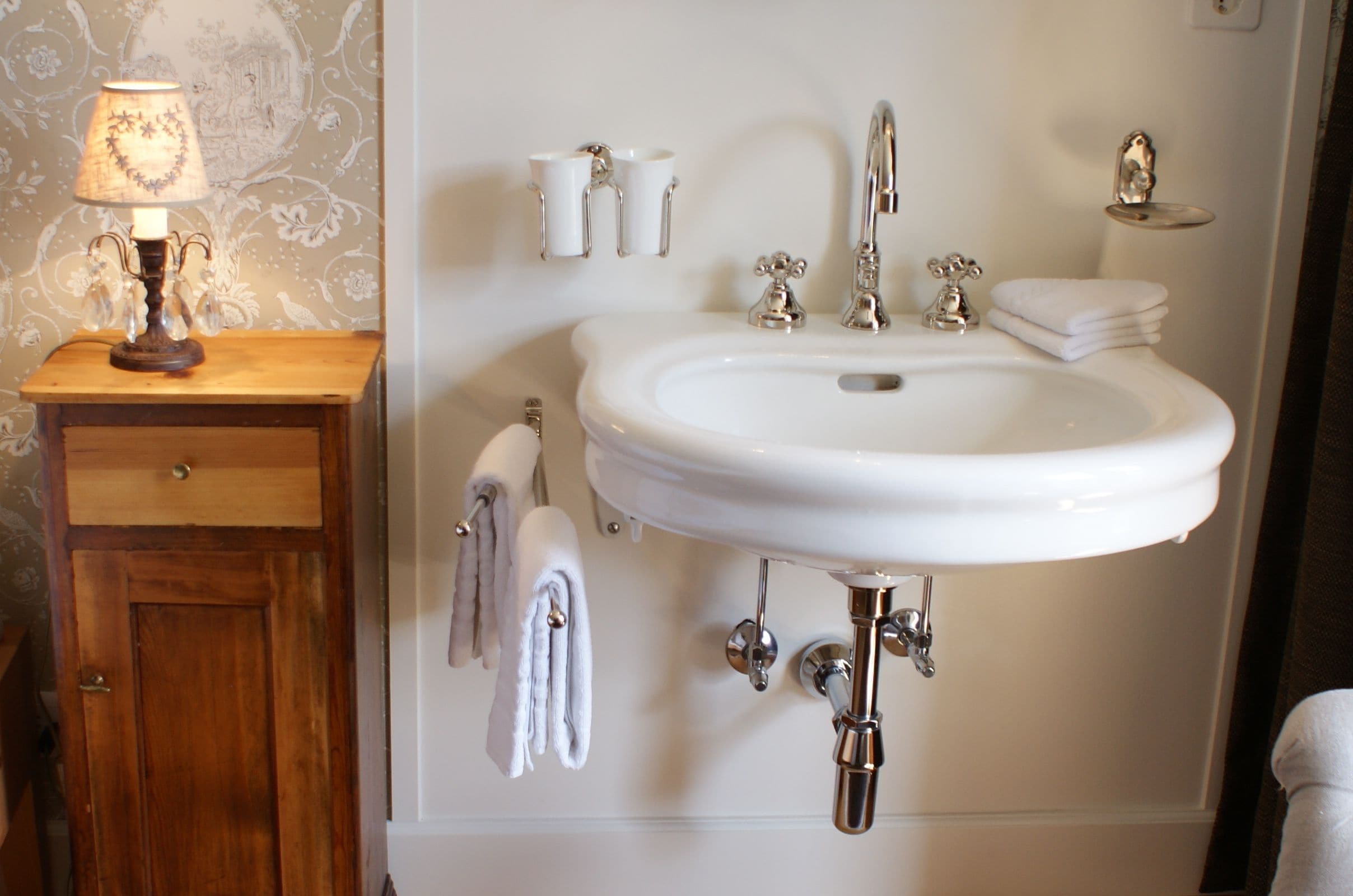 classic double or twin room, non smoking, mountain view | room amenity