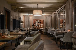 2 restaurants; lunch and dinner served