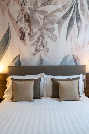 高档床上用品、迷你吧、客房内保险箱、办公桌