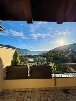 Habitación doble, Terraza, vista al lago | Terraza o patio