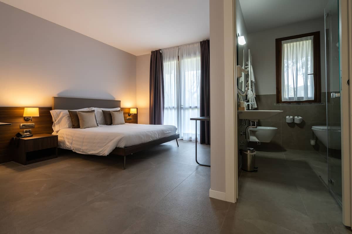 Luxe beddengoed, een minibar, een kluis op de kamer, een bureau
