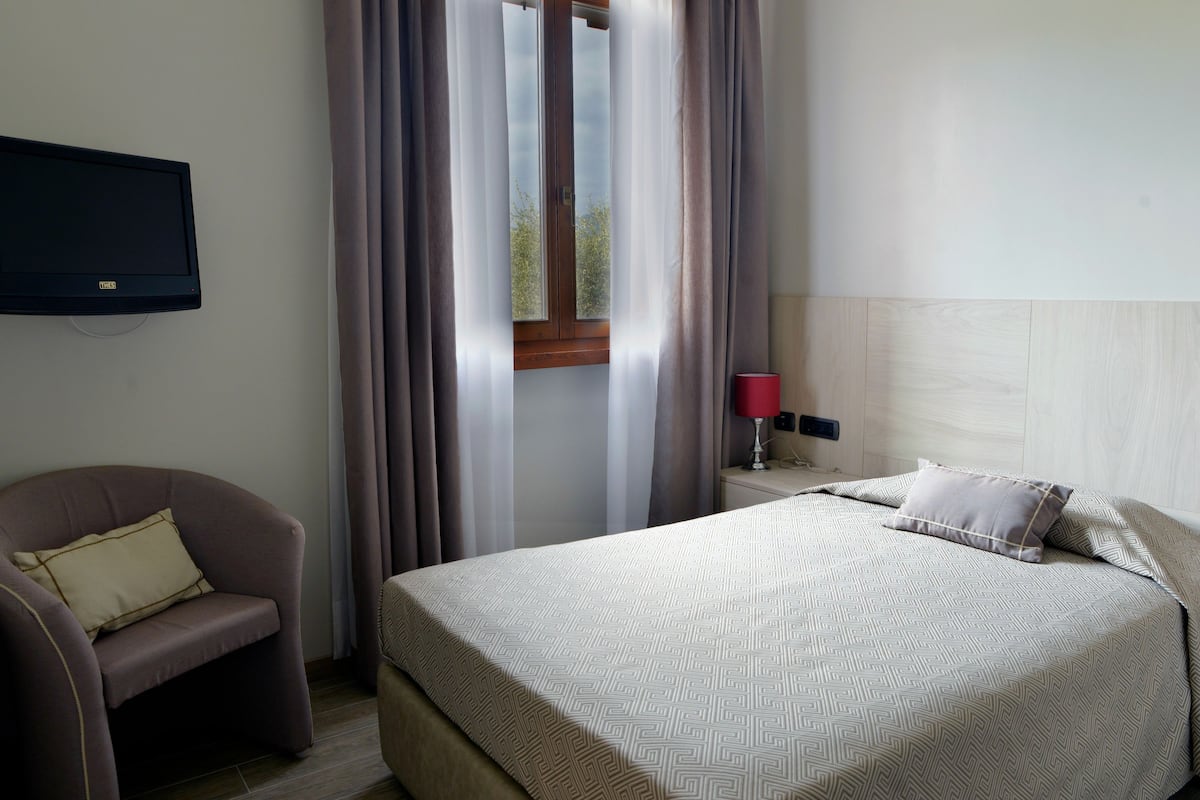 Standaard eenpersoonskamer | Luxe beddengoed, een minibar, een kluis op de kamer, een bureau