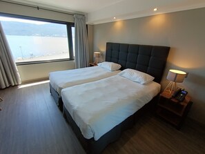 标准双床房 | 迷你吧、客房内保险箱、免费 WiFi、床单