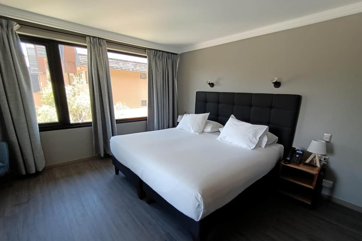 Een minibar, een kluis op de kamer, gratis wifi, beddengoed