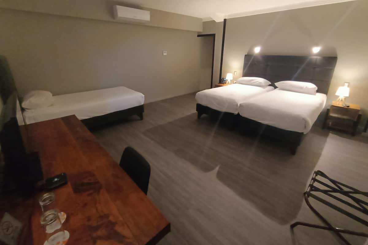 Een minibar, een kluis op de kamer, gratis wifi, beddengoed