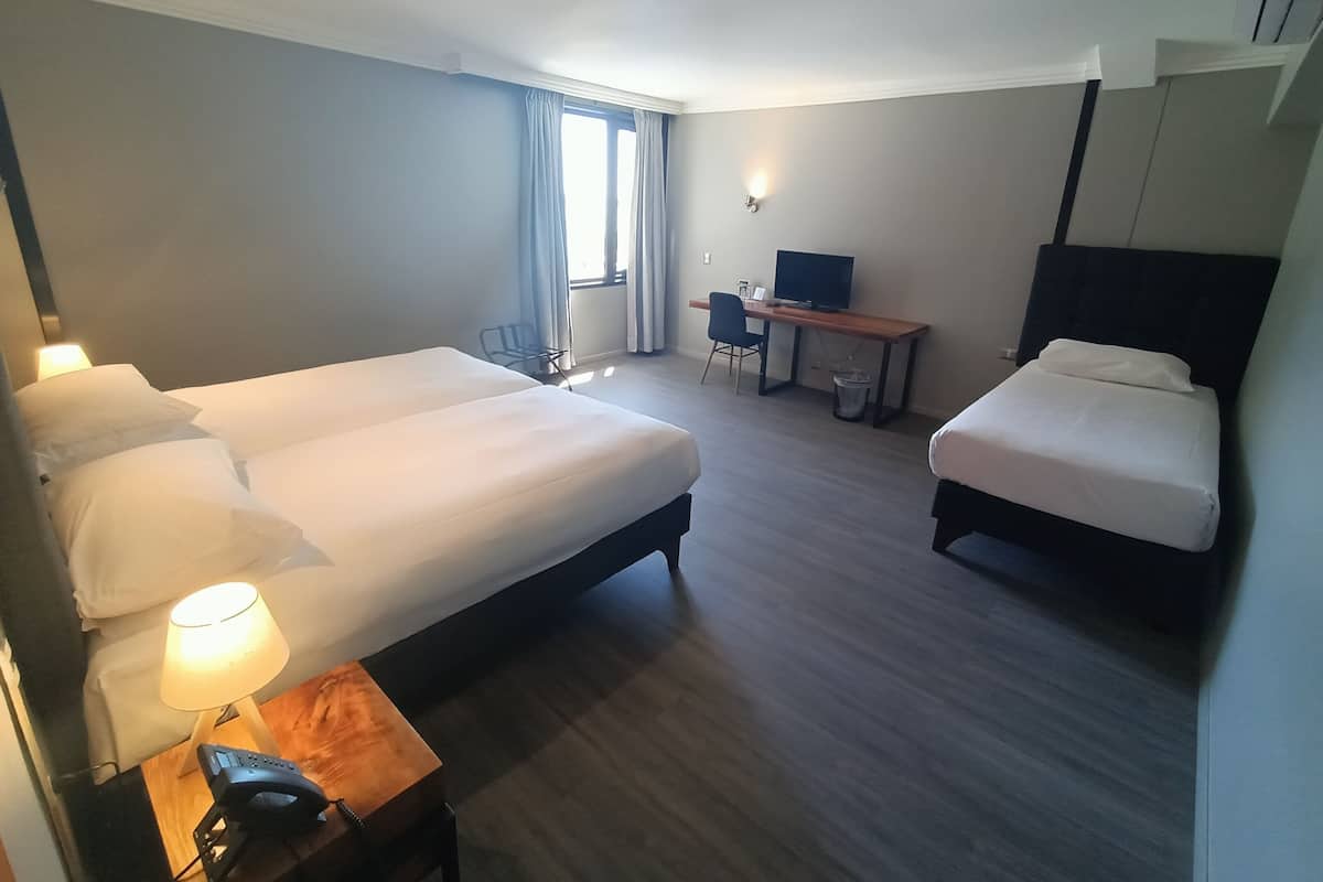 Standaard driepersoonskamer | Een minibar, een kluis op de kamer, gratis wifi, beddengoed
