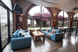 Serveert ontbijt, lunch en diner