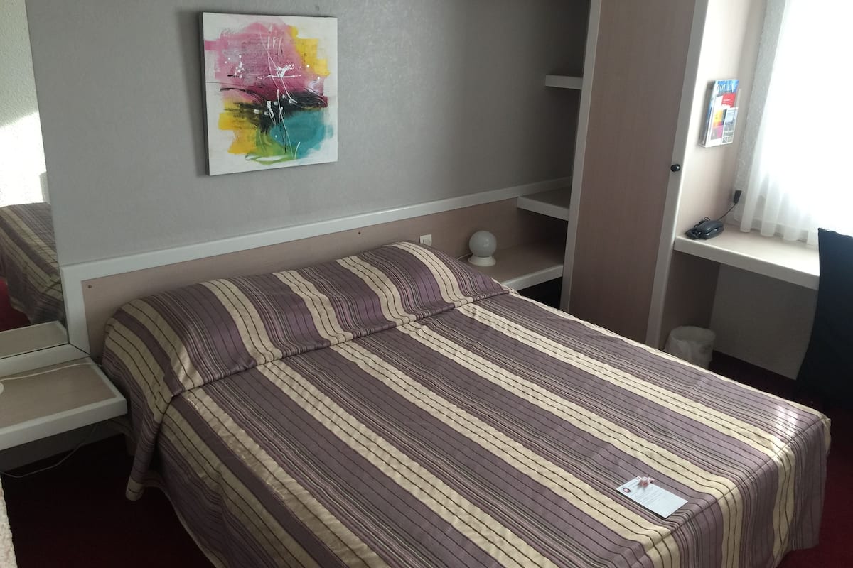 Escritorio, espacio para trabajar con laptop y cortinas blackout