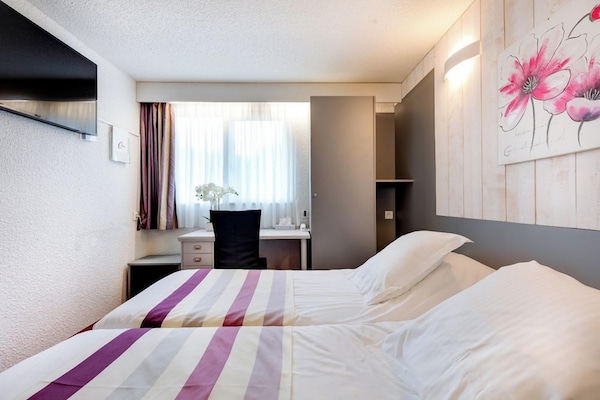 Twin Room | Desk, laptop workspace, blackout curtains, soundproofing