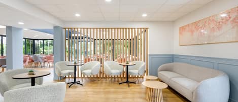 Un intérieur moderne avec un espace salon, des cloisons en bois et un grand tableau abstrait.