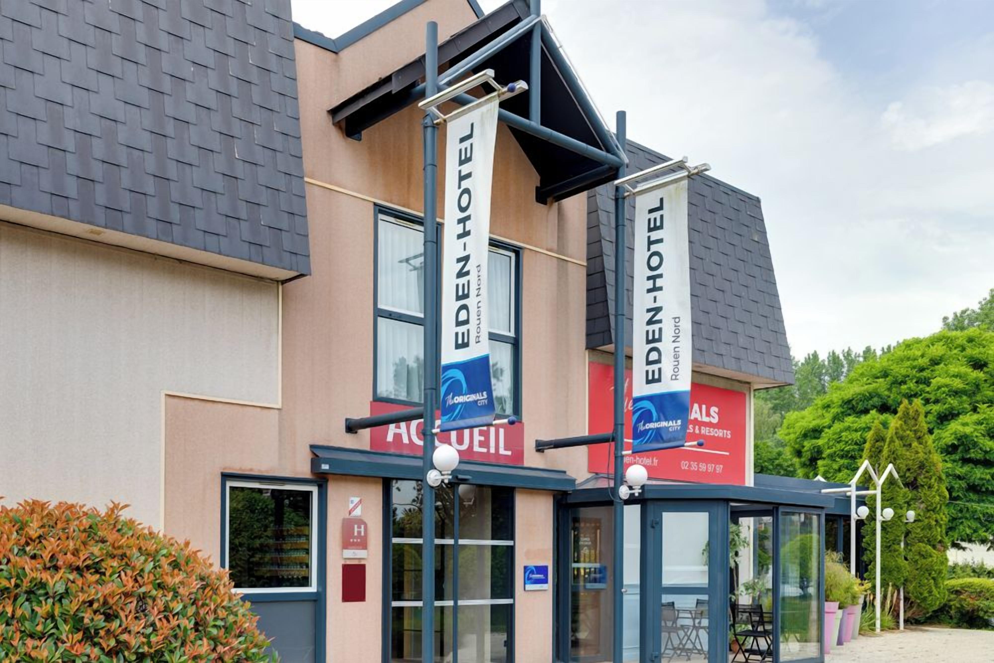 Een hotel met twee opvallende banners die Hotel Eden adverteren.
