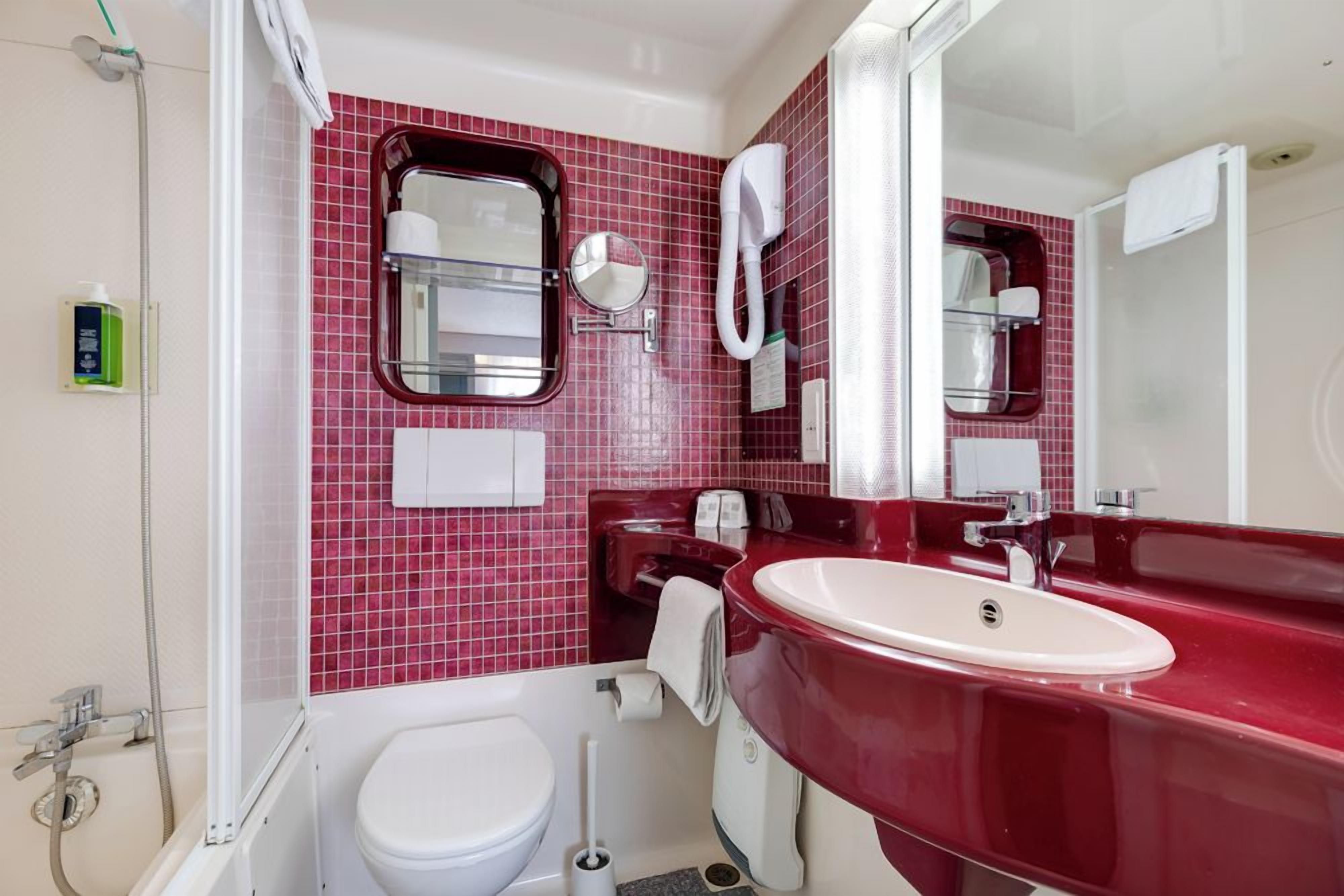 Tweepersoonskamer | Badkamer | Een bad, gratis toiletartikelen, een haardroger, handdoeken