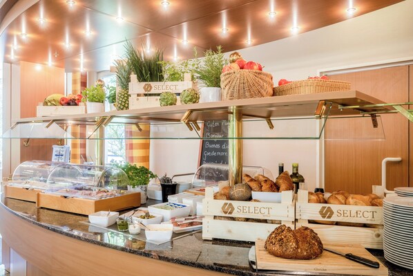 Daily buffet breakfast (EUR 16 per person) - Holiday Inn - the niu, Blade Solingen by IHG (Solingen)