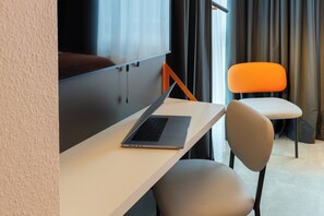 Standard Room, 1 Queen Bed | Desk, iron/ironing board, free cribs/infant beds, free WiFi - Holiday Inn - the niu, Blade Solingen by IHG (Solingen)