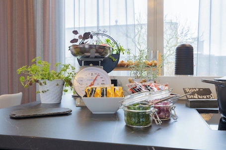 Desayuno buffet diario (EUR 16 por persona)