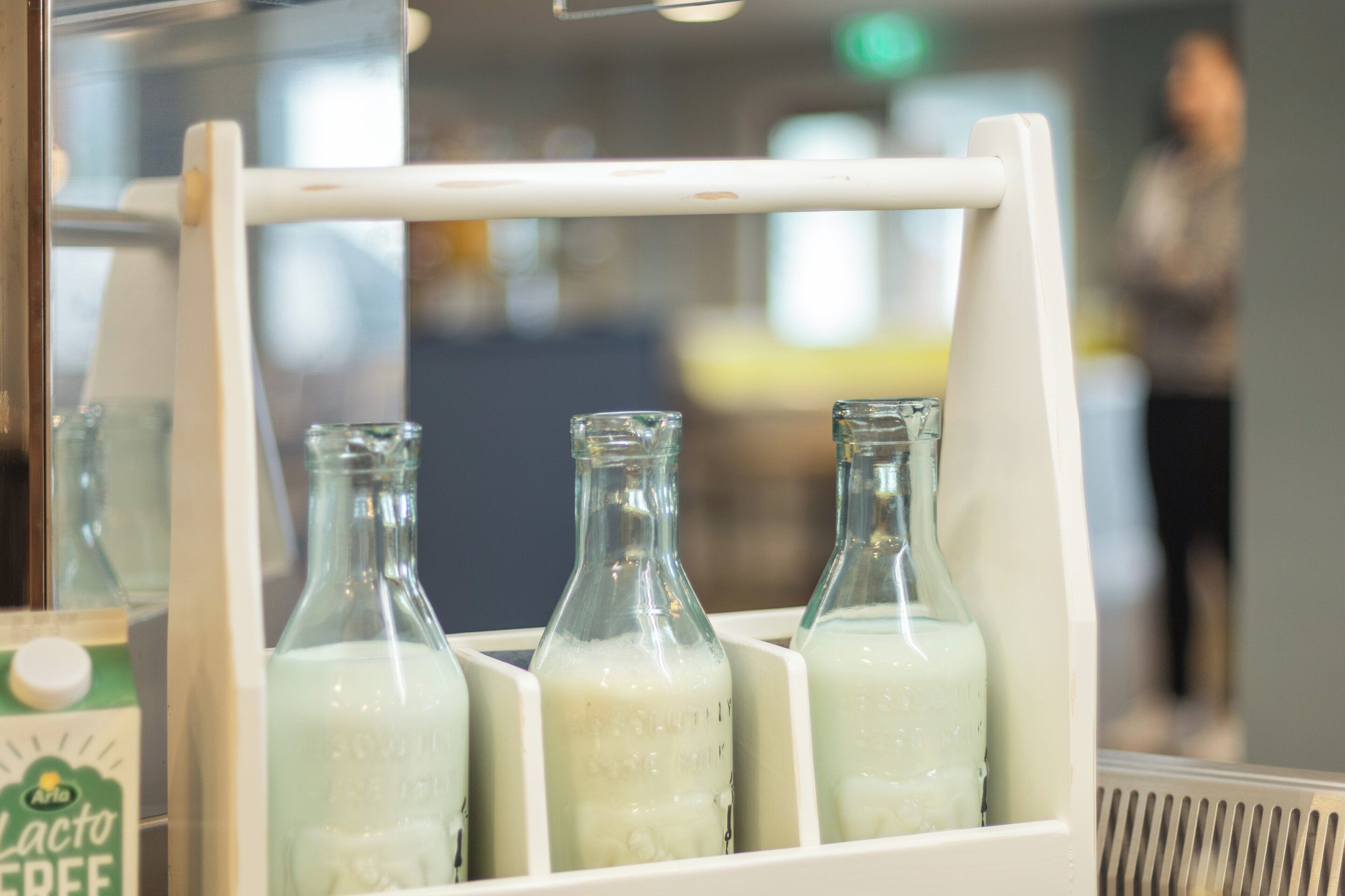 Ein Milchspender mit drei Milchflaschen.