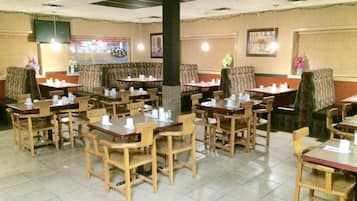 Déjeuner, dîner et souper servis sur place