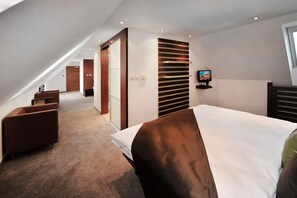 City Quadruple Room | In-room safe, desk, blackout drapes, iron/ironing board - APLEND CITY Hotel Michalska (Bratislava)